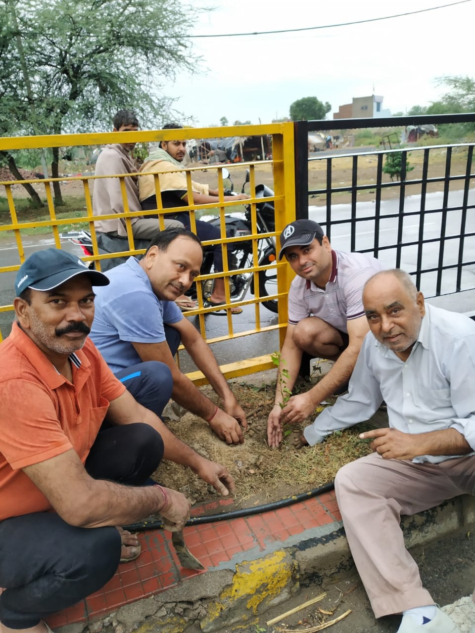 2-नायाब तहसीलदार राजेश गर्ग पौधारोपण करते हुए साथ मे संस्थाओ के प्रतिनिधिमंडल।